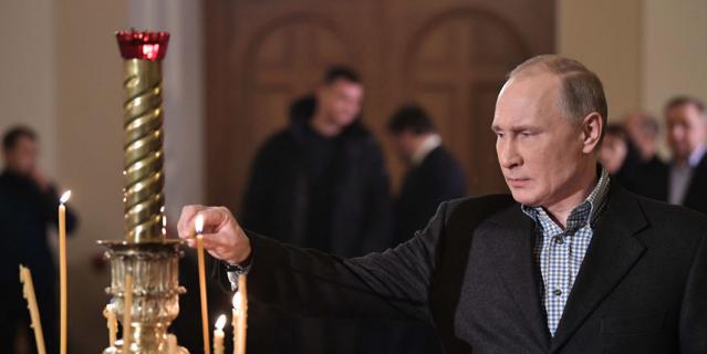 Президент России Владимир Путин на рождественской службе в церкви святых и праведных Симеона Богоприимца и Анны Пророчицы на Моховой улице в Петербурге.