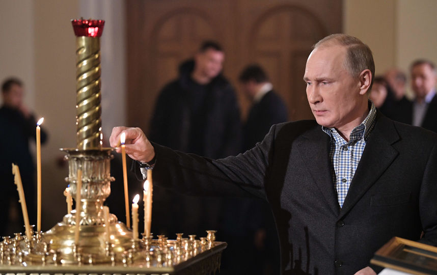 Путин посетил рождественское богослужение в Петербурге и поздравил россиян – фото