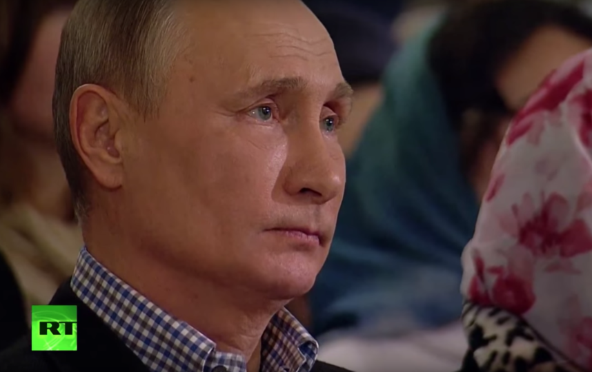 Президент России Владимир Путин на рождественской службе в церкви святых и праведных Симеона Богоприимца и Анны Пророчицы на Моховой улице в Петербурге. Фото RT на русском, Скриншот Youtube