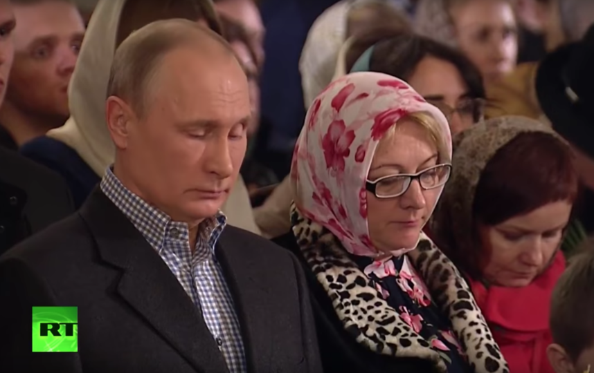 Президент России Владимир Путин на рождественской службе в церкви святых и праведных Симеона Богоприимца и Анны Пророчицы на Моховой улице в Петербурге. Фото RT на русском, Скриншот Youtube
