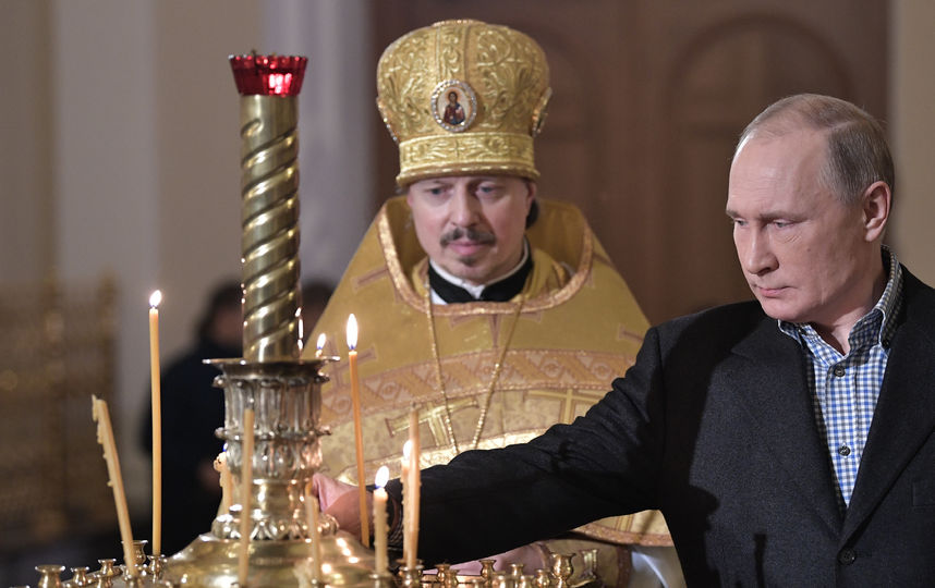Президент России Владимир Путин на рождественской службе в церкви святых и праведных Симеона Богоприимца и Анны Пророчицы на Моховой улице в Петербурге. Фото AFP