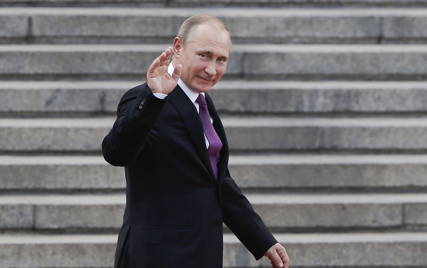 Путин прибыл во Францию для встречи с Макроном