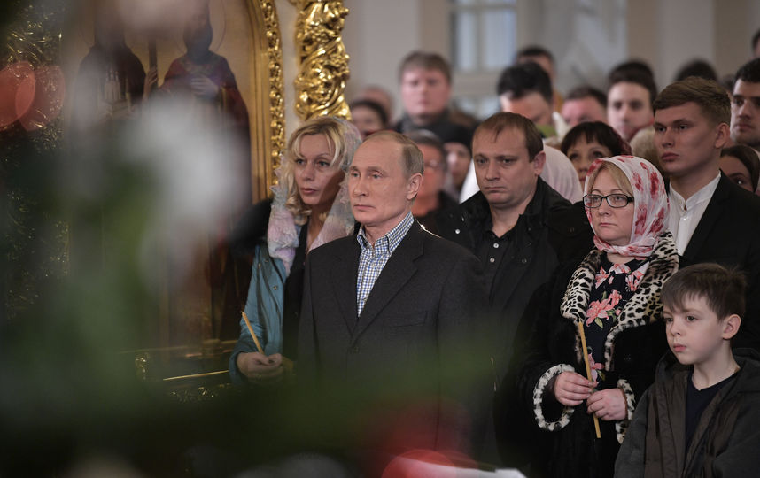 Президент России Владимир Путин на рождественской службе в церкви святых и праведных Симеона Богоприимца и Анны Пророчицы на Моховой улице в Петербурге. Фото AFP