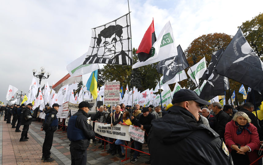 В центре Киева возле здания Верховной рады начались столкновения между протестующими и полицией. Фото AFP