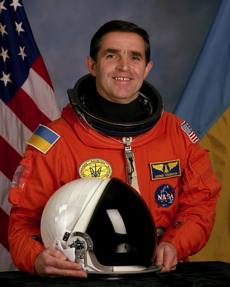 Леонид Каденюк | На левом плече флаг США, на правом плече флаг Украины. Фото Wikipedia