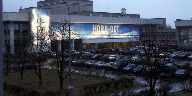 130 человек, по официальной версии, погибли в теракте на Дубровке. В зал на момент начала теракта зашло 40 захватчиков.