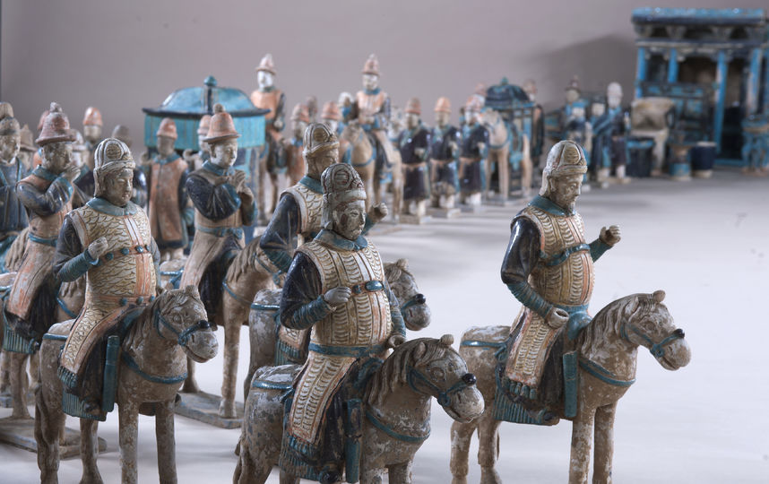Набор статуэток почётного эскорта, найденный археологами в захоронении недалеко от Шанхая. 66 керамических фигурок провожали в последний путь, по всей видимости, очень важного чиновника – на его кресле лежит тигриная шкура. Фото Предоставлено пресс-службой музеев Московского Кремля