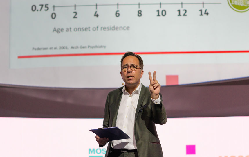 Коллективный сеанс психотерапии с Маздой Адли и Алёной Долецкой. Фото Предоставлено организаторами