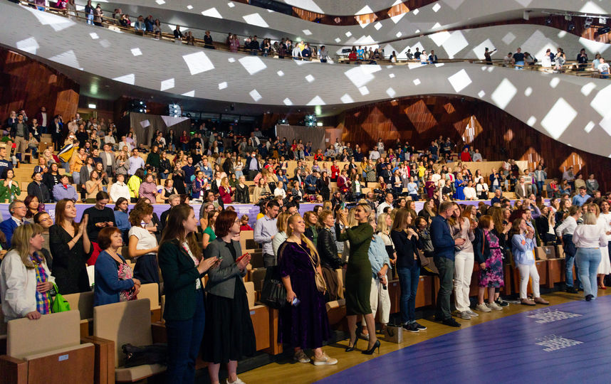 Коллективный сеанс психотерапии с Маздой Адли и Алёной Долецкой. Фото Предоставлено организаторами