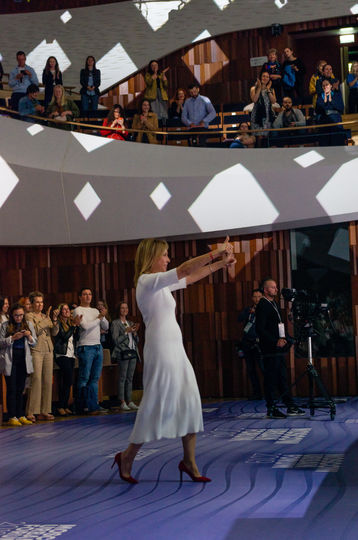 Коллективный сеанс психотерапии с Маздой Адли и Алёной Долецкой. Фото Предоставлено организаторами