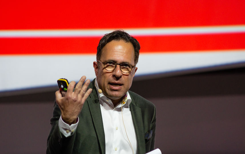 Коллективный сеанс психотерапии с Маздой Адли и Алёной Долецкой. Фото Предоставлено организаторами