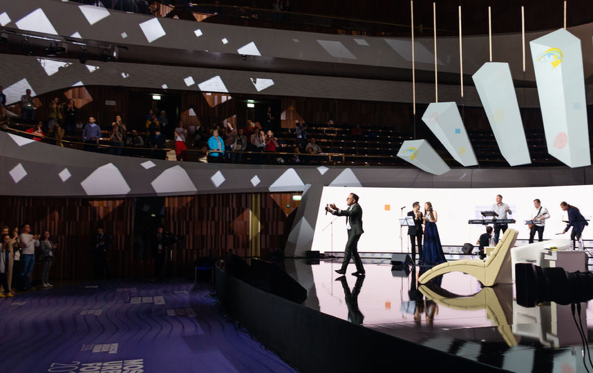 Коллективный сеанс психотерапии с Маздой Адли и Алёной Долецкой. Фото Предоставлено организаторами