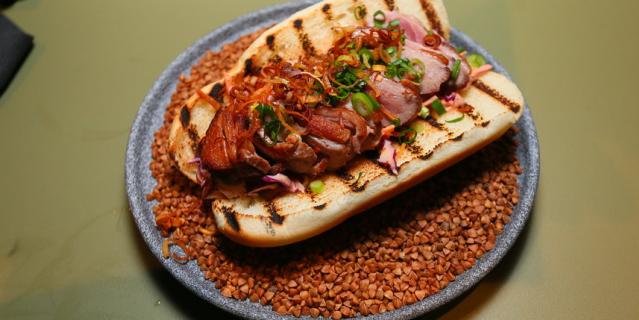 Хот-дог с утиной грудкой и красной капустой.