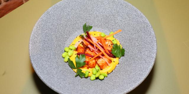 Мисо-лосось с кокосовым супом из обожжённых корнеплодов.