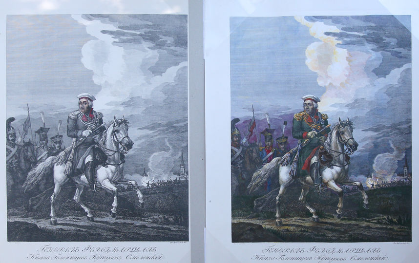 Баталист на Тверском расцвечивает гравюры. Фото Василий Кузьмичёнок