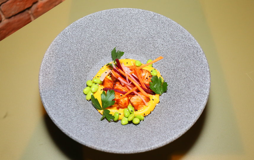 Мисо-лосось с кокосовым супом из обожжённых корнеплодов. Фото Василий Кузьмичёнок