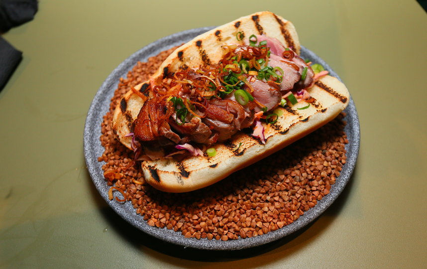 Хот-дог с утиной грудкой и красной капустой. Фото Василий Кузьмичёнок