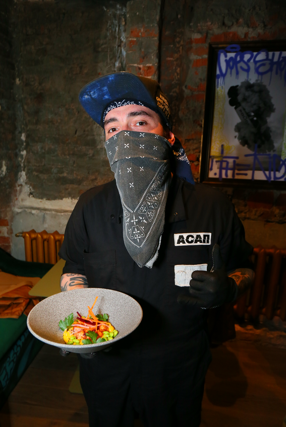 Интерьер и официанты создают ощущение, что проводишь время среди героев игры GTA. Фото Василий Кузьмичёнок