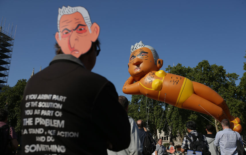 В Лондоне запустили воздушный шар в виде полуголого мэра