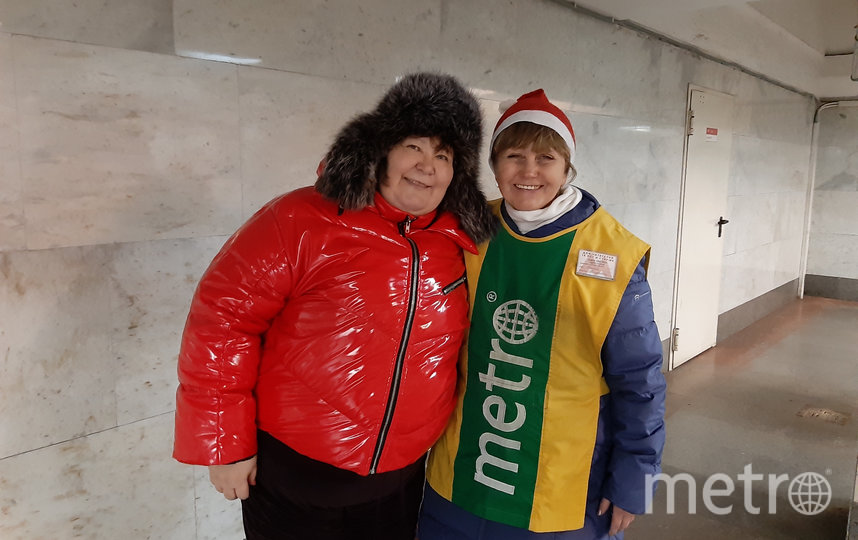 Читательница Metro Светлана сфотографировалась на станции "Войковская" с "эльфом"-распространителем Галиной. Фото предоставлено читательницей Metro Светланой, "Metro"