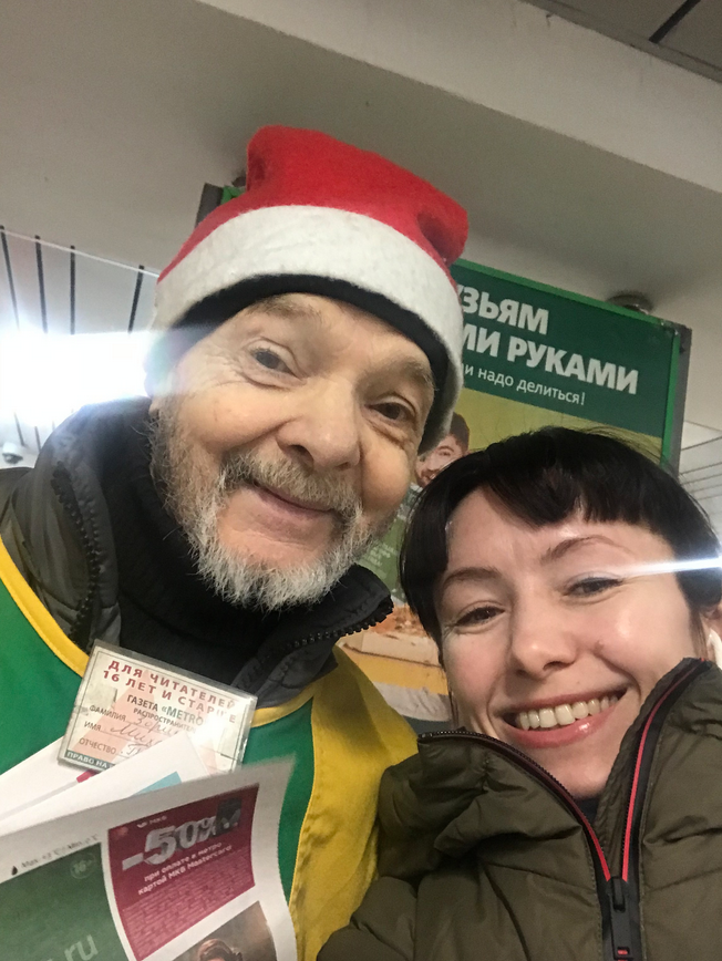 "моя фотография с Эльфом Михаилом со станции метро "Свиблово". Он самый настоящий Эльф - потому что дарит искреннюю улыбку, заботу и внимание всем пассажирам станции без исключения не только в декабре, а круглый год. Удивительный, позитивный и по-настоящему добрый человек!". Фото читательницы Викторины, "Metro"