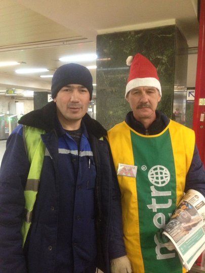 Читатели Metro с "эльфом" на со станции метро "Бульвар Дмитрия Донского".