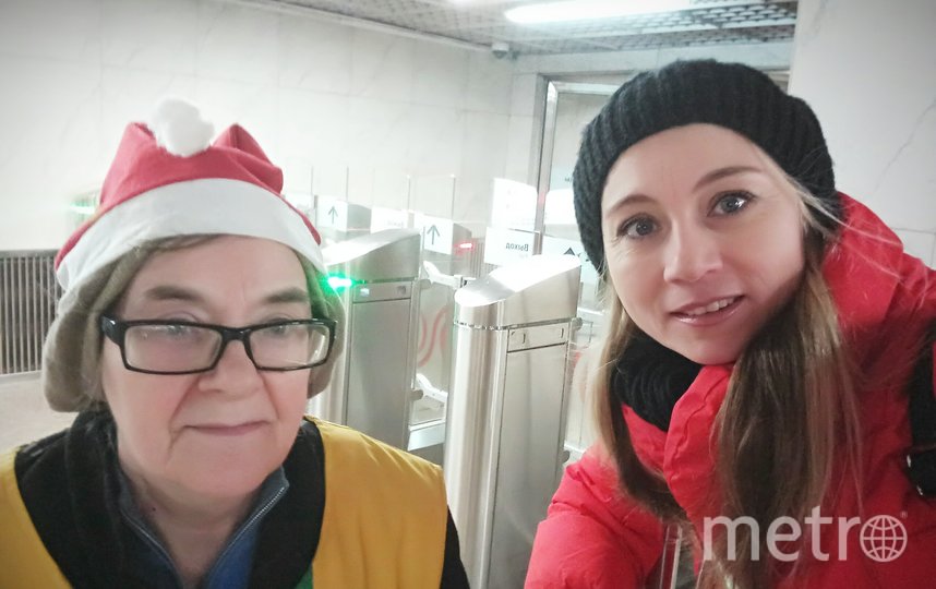 "Я с "Эльфом" Галиной на Беговой . Обожаю этого "Эльфика" .и хочу пожелать ей всего наилучшего в новом году и вообще по жизни ! Каждое утро беру у нее газетку и кажется уже как родные люди стали! Всех с наступающим новым годом!" Фото Оксана Трифонова, "Metro"