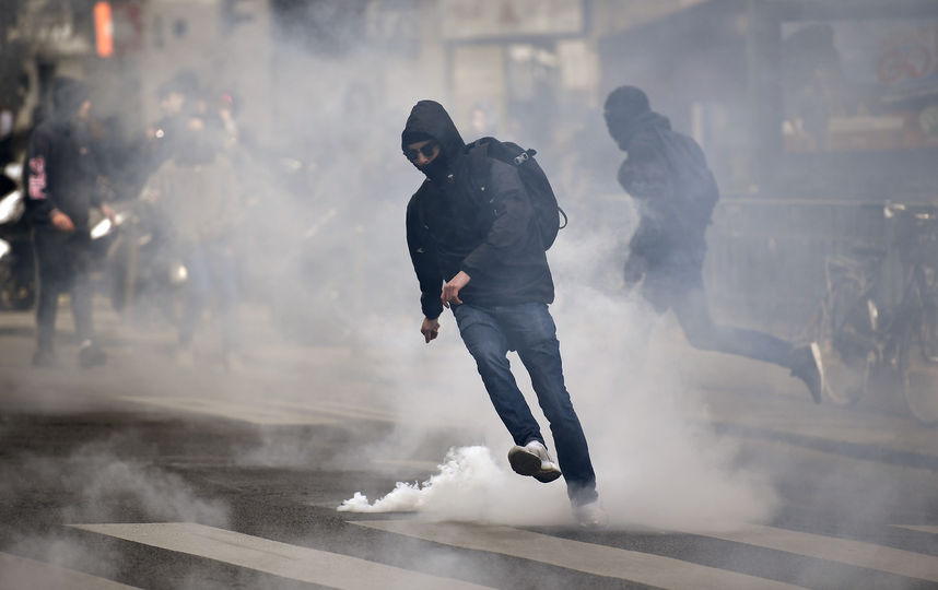 Парижские полицейские применили газ против протестующих школьников: фото