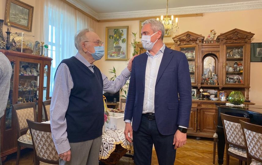 Член ОП Нифантьев поздравил диктора Игоря Кириллова с Днём радио