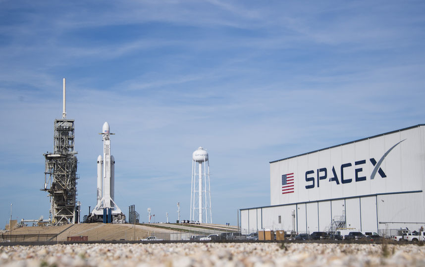 SpaceX запускает к Марсу ракету Falcon Heavy с автомобилем Tesla внутри