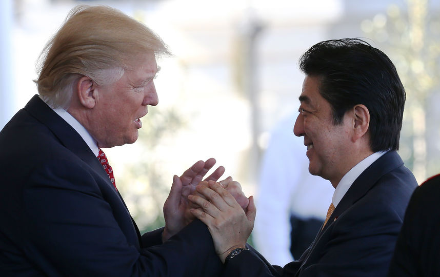Президент США Дональд Трамп и премьер-министр Японии Синдзо Абэ. Фото Getty
