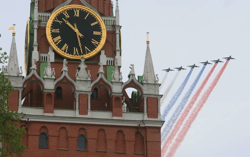 Авиация пролетела над Москвой в честь Дня Победы: яркие фото с воздушного парада