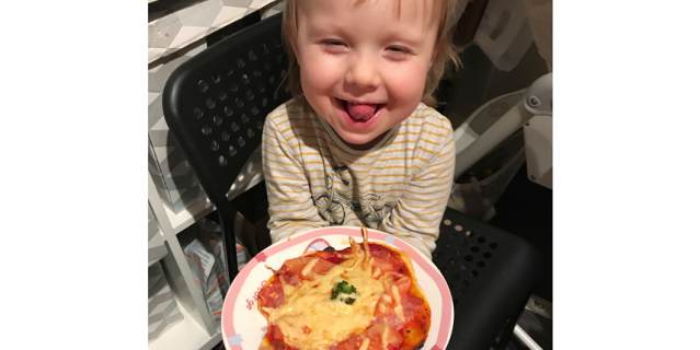 Пицца с колбасой, брокколи и сыром.
