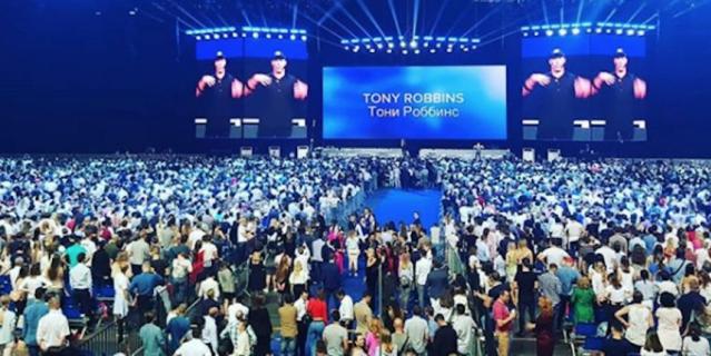 Семинар Тони Роббинса в "Олимпийском" посетили 26 тысяч человек.