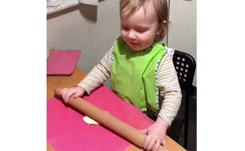 Дайте ребёнку небольшой кусочек и пусть приготовит свою личную пиццу. Фото instagram.com/bella_donnna