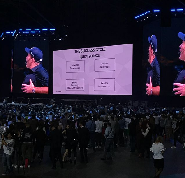 Семинар Тони Роббинса в "Олимпийском" посетили 26 тысяч человек. Фото Скриншот Instagram: rudenko0610