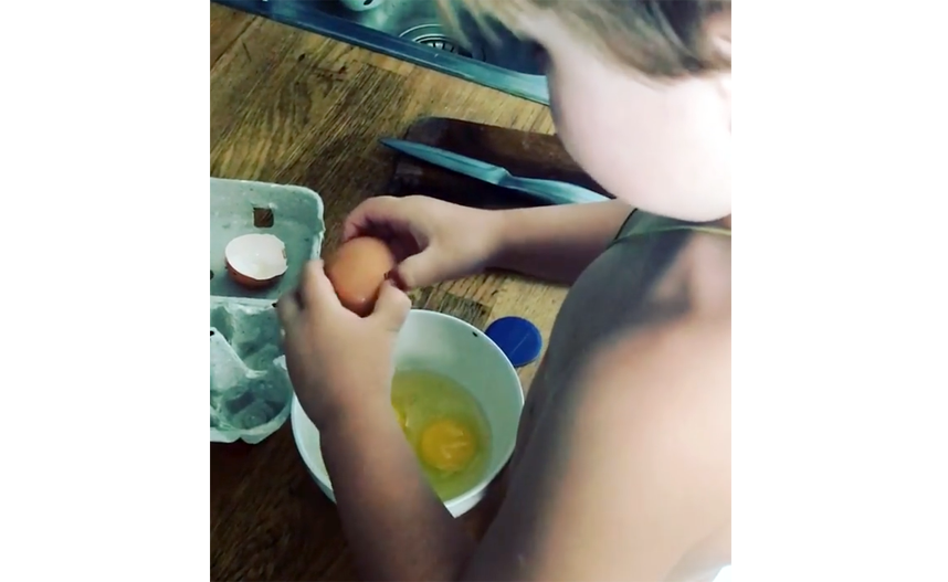 В глубокую небольшую пиалку разбиваются яйца. Фото instagram.com/alexgreen_metro