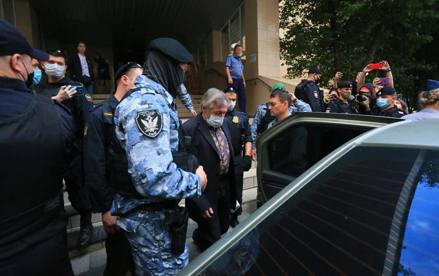 Михаил Ефремов возле Пресненского суда Москвы. Фото Василий Кузьмичёнок