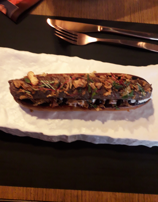 Хот-дог с трюфелем и смородиной. Фото Мария Позина, "Metro"