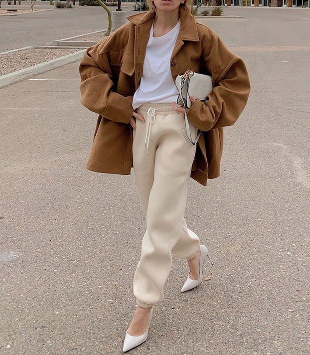 5. Чуть широкие штанишки, не на низкой талии, цвет на ваше усмотрение. Черные и серые можно будет носить, кстати, и с пиджаком. Фото instagram.com/filis_pina