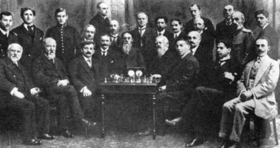 Участники международного шахматного турнира в Петербурге - Хосе Капабланка (2 справа сидит), Эмануэль Ласкер (3 слева сидит), Александр Алехин (3 слева стоит). Фото РИА Новости