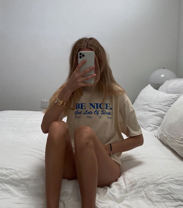 3. Пока сидите дома, закажите себе однотонные широкие футболки с надписями, с приспущенным плечом, те, в которых вы будете выглядеть актуально! Фото instagram.com/mvb