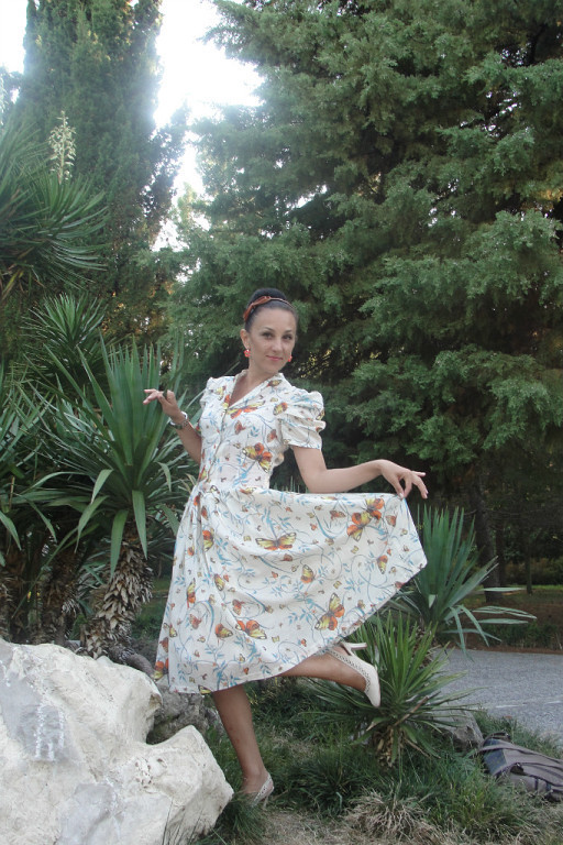 Это не только мое счастливое, но и любимое платье - дизайнерское решение моей свекрови Буряниной Татьяны (ручная работа). Это ретро-платье с принтом из бабочек, приносит мне легкость, воздушность и счастливые минуты, когда я иду в нем по улице. Почему то в этот день у меня получается исполнить все запланированное, думаю дело именно в нем. Фото Ирина Баринова