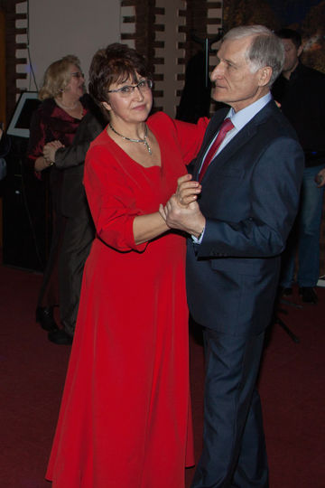 В этом платье я встретила свой 65-летний юбилей, на который пришли все мои друзья, родственники и любимые люди. Я чувствовала себя очень счастливой в этом платье. Фото Наталья Попова