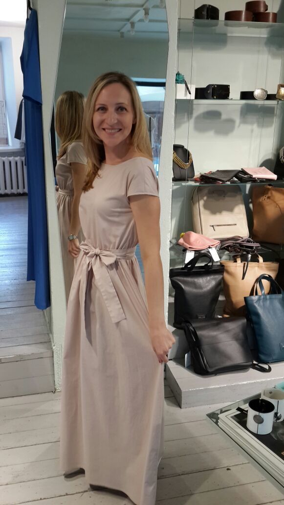 На фото - я в одном из моих любимых платьев от молодого литовского дизайнера. Каждый раз когда я его надеваю оно возвращает счастливые воспоминания о прекрасном отдыхе в Вильнюсе. Тихие улочки старого города, культурный квартал Ужупис, полет на воздушном шаре, уютные кофейни и невероятно вкусные караимские пирожки кибины!!! Ммм, блаженство)). Фото Наталья