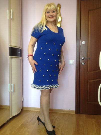 Моё любимое платье- синее. Я связала его сама и сочинила стихи. " Цвет синий, на сегодня самый любимый. Скажите вы- Цвет тучи, грозы бедоносной гремучей. Нет, рождается солнца свет, и облака синева ложится на синь без дна. О Боже, теперь голубой цвет детства над головой!". Фото Елена Губская.