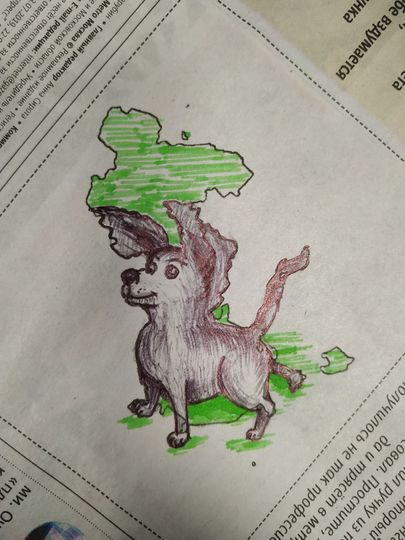 В контуре Москвы я разглядел маленькую собачку породы той-терьер на лужайке. Фото Баймашкин Наиль.