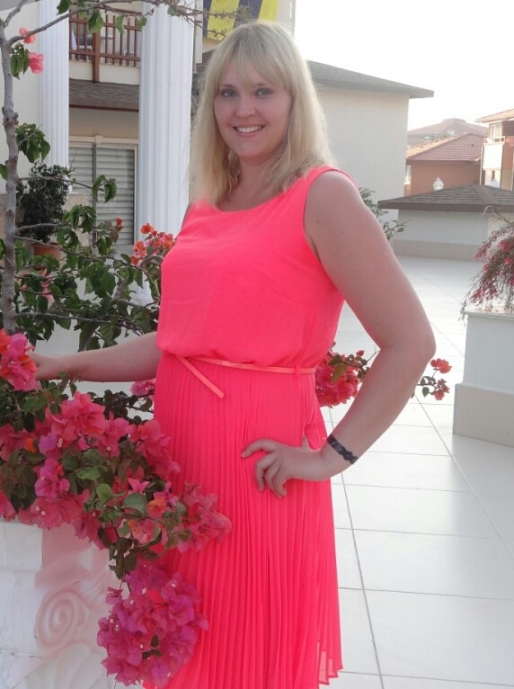 Все мы родом из детства. Будучи взрослыми, так хочется ощутить снова эти минуты счастья. Мое платьице каким то чудесным образом дарит мне такие мгновения. Оно яркое, воздушное, как у любимой куколки! Поэтому оно для меня счастливое! Фото Наталья Лагунова