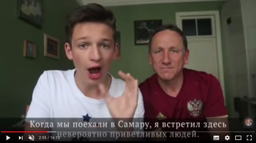 Стивен Огден вместе со своим сыном Тео. Фото скриншот https://www.youtube.com/watch?v=fJqYWNj3ol8