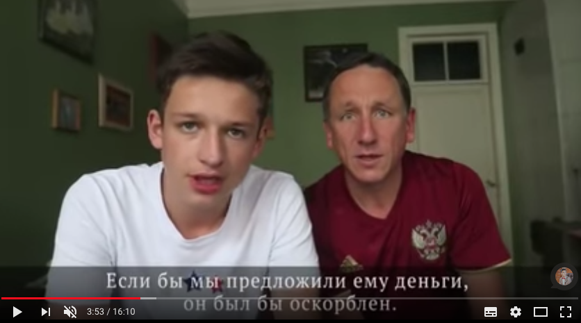Стивен Огден вместе со своим сыном Тео. Фото скриншот https://www.youtube.com/watch?v=fJqYWNj3ol8
